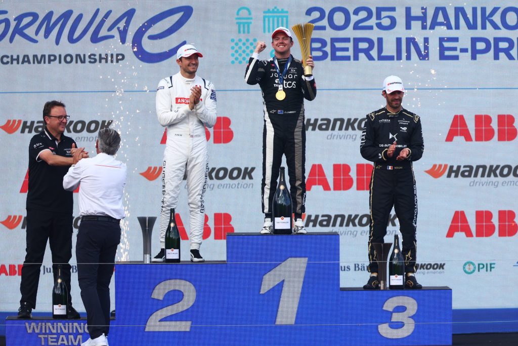 Oliver Rowland produces world champion drive to seal title in Berlin