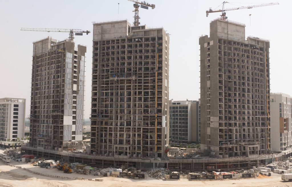 عزيزي للتطوير العقاري تُعلن عن إنجاز 70% من مشروع "ريفييرا بيتش فرونت I"