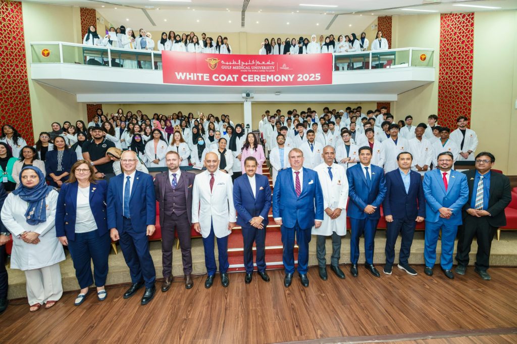 جامعة الخليج الطبية تنظم حفل المعطف الأبيض 2025