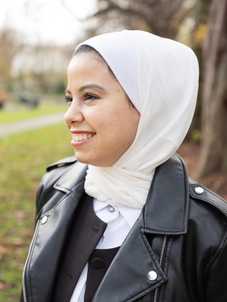 نشأت في غزة، تصبح خامس طالبة يتم اختيارها لمبادرة الاتحاد الدولي للسيارات للمنح الدراسية